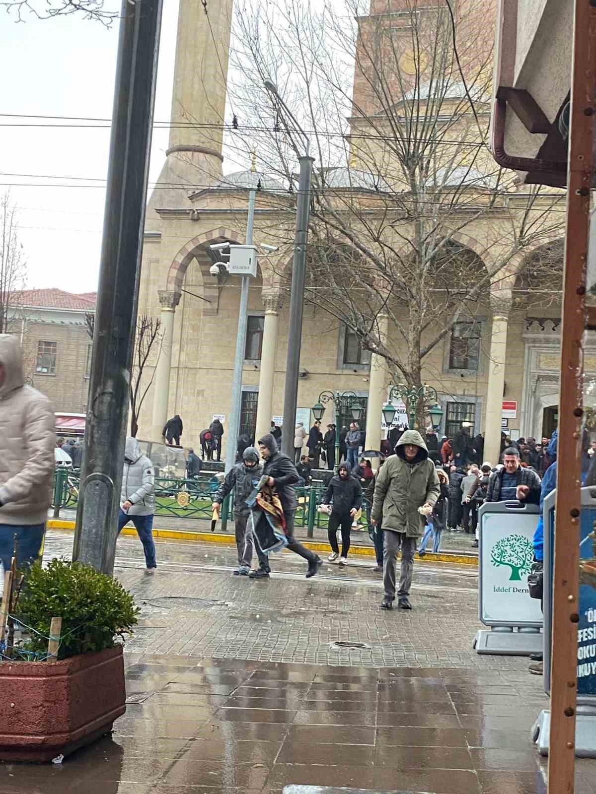 Aniden bastıran sağanak vatandaşlara zor anlar yaşattı
