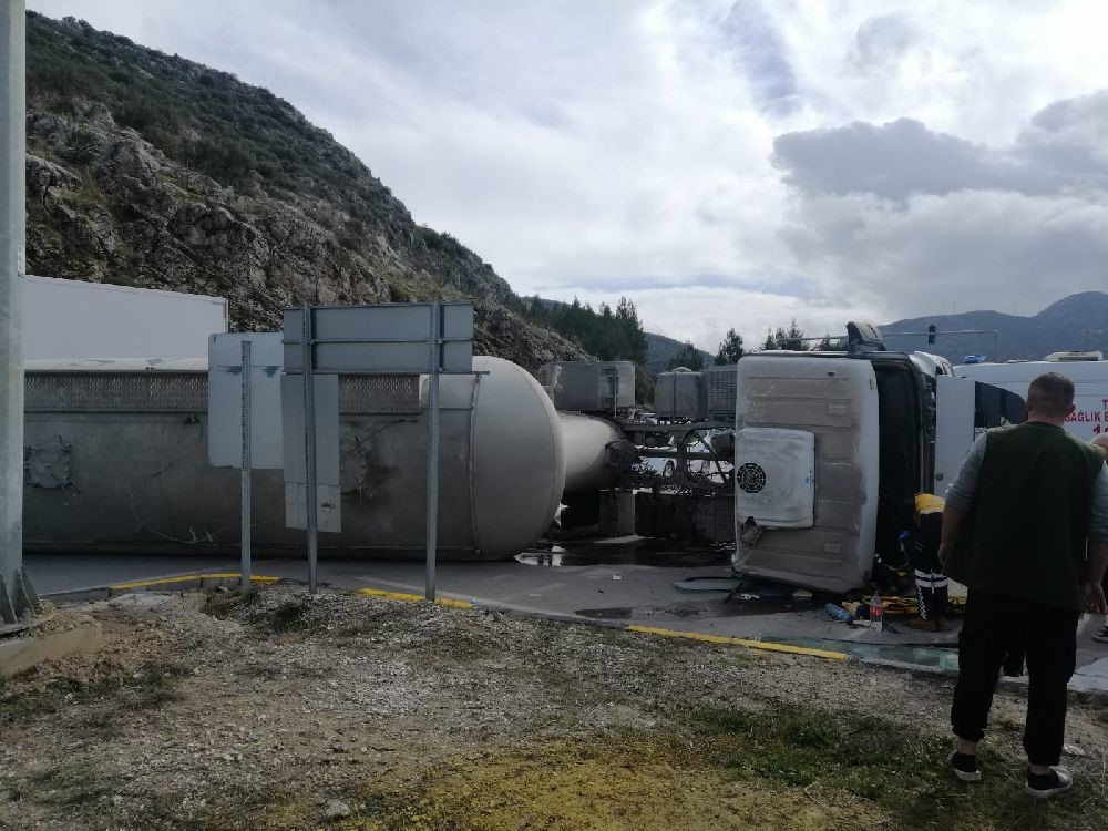 Burdur&rsquo;da kontrolden &ccedil;ıkan tır devrildi: 1 yaralı
