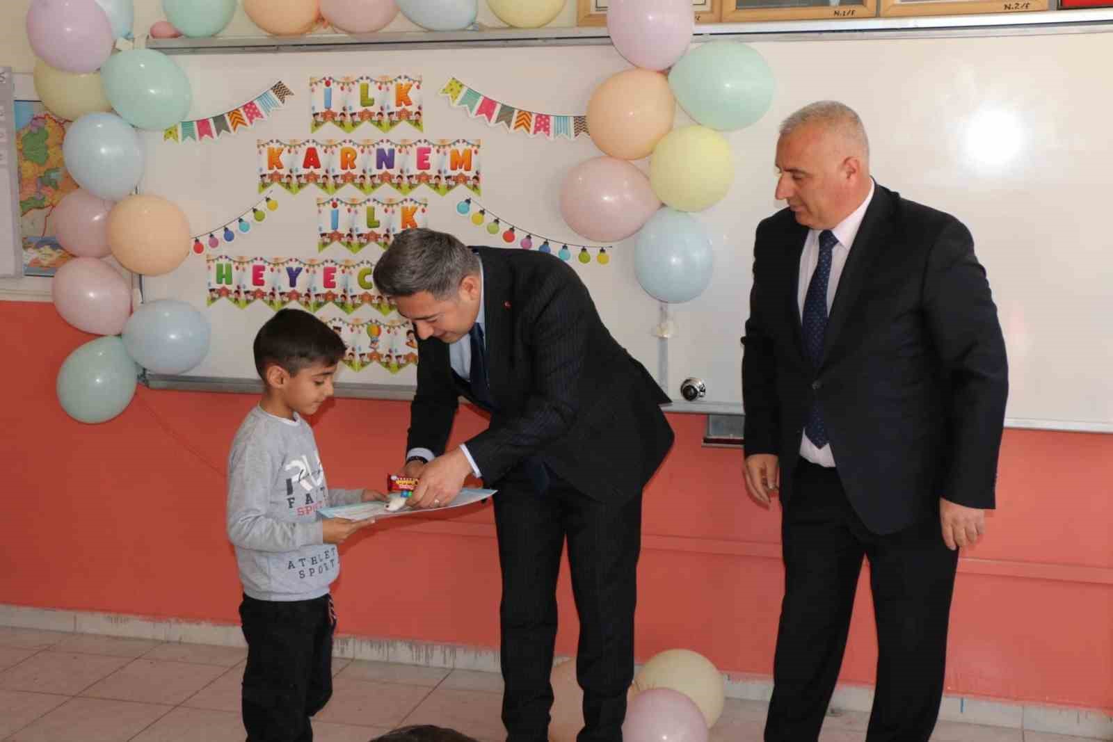 Kaymakamı &Ouml;z&ccedil;elik, &ouml;ğrencilerin karne heyecanına ortak oldu
