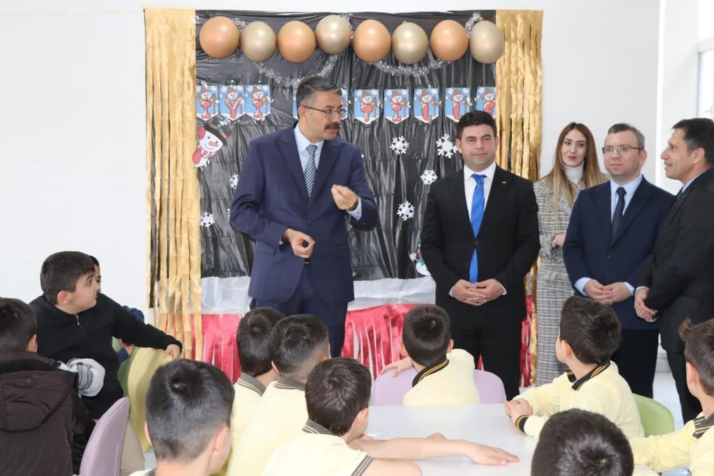 Vali &Ccedil;elik: &rdquo;Huzurlu ve başarılı bir eğitim d&ouml;nemini geride bıraktık&rdquo;
