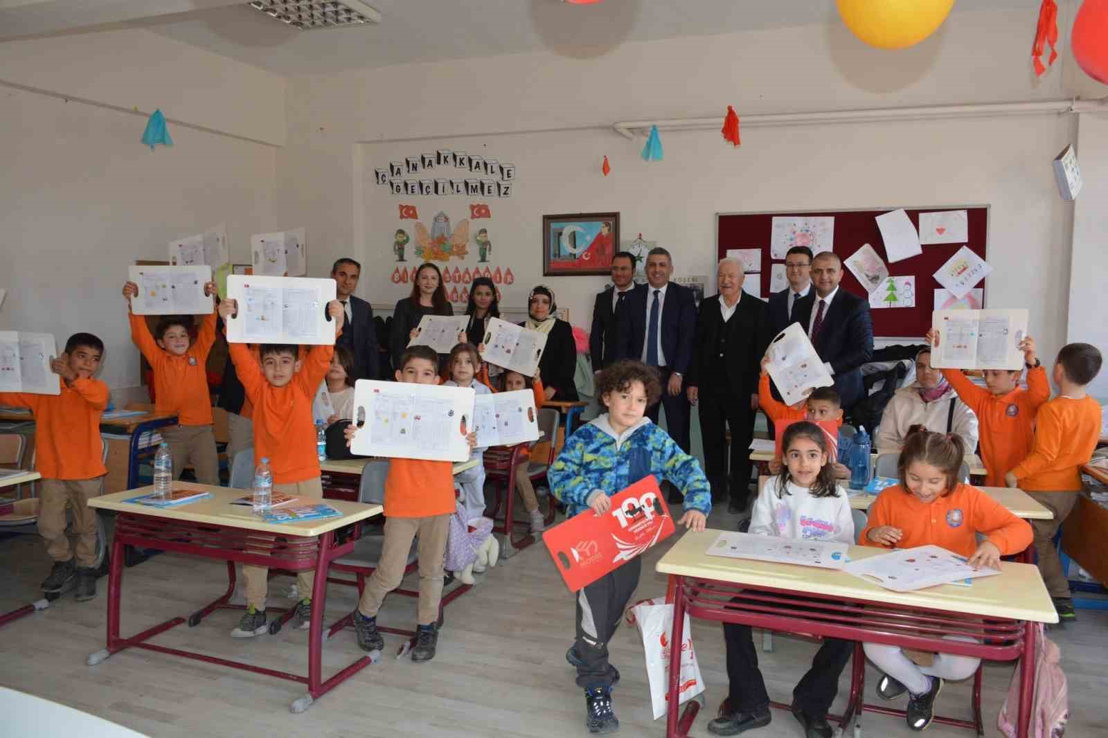 Lapseki Belediye Başkanı Ey&uuml;p Yılmaz, &ouml;ğrencilere karnelerini dağıttı
