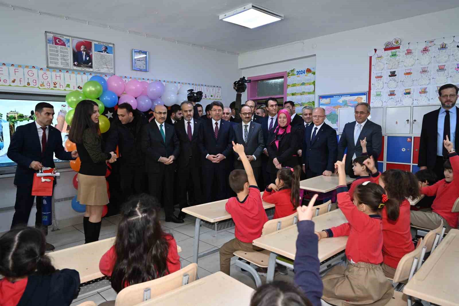 Bursa&rsquo;da 795 bin &ouml;ğrencinin karne sevinci
