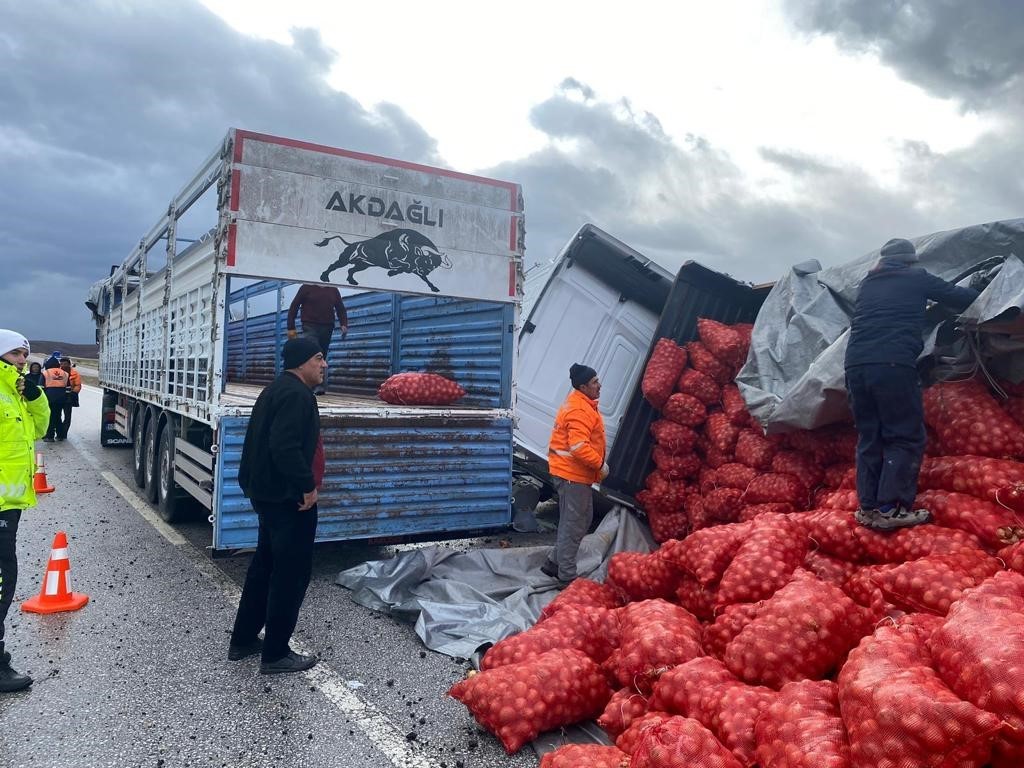 Akdağmadeni&rsquo;nde soğan y&uuml;kl&uuml; tır devrildi
