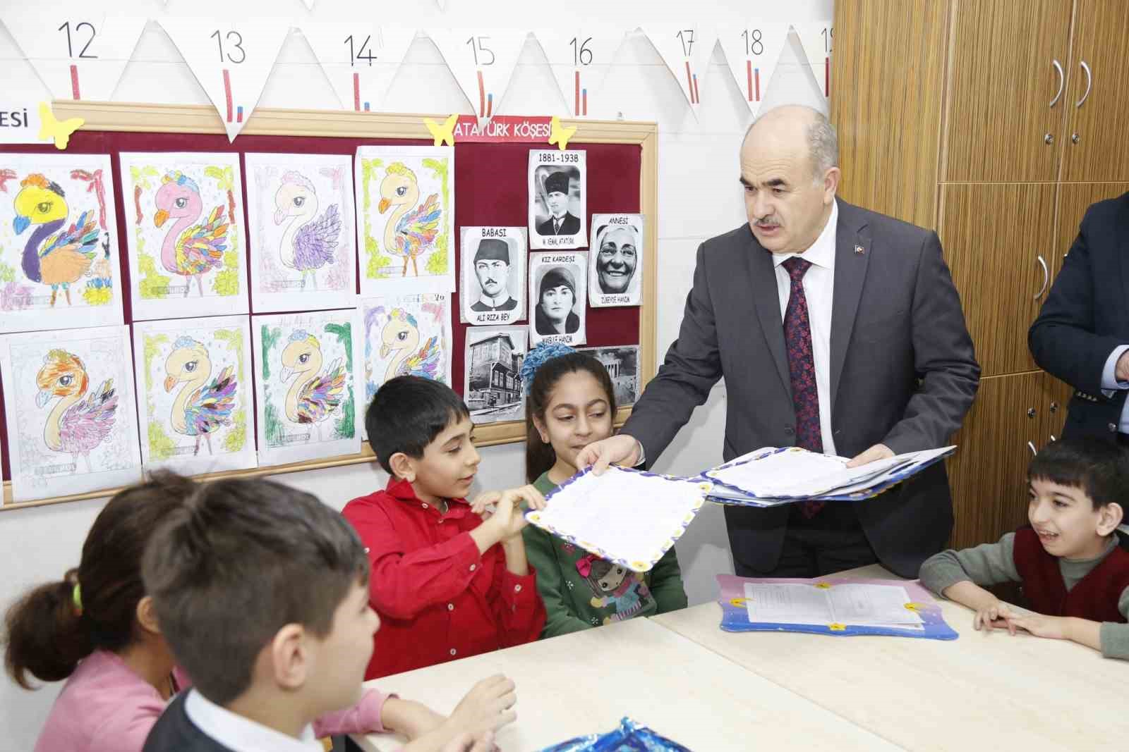 Vali Dağlı, &ouml;ğrencilerin karne heyecanına ortak oldu

