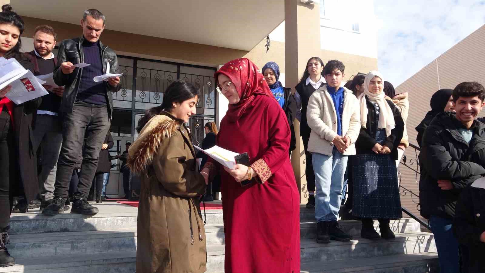Karnelerini alan geleceğin Moda Tasarımcıları bursla &ouml;d&uuml;llendirildi
