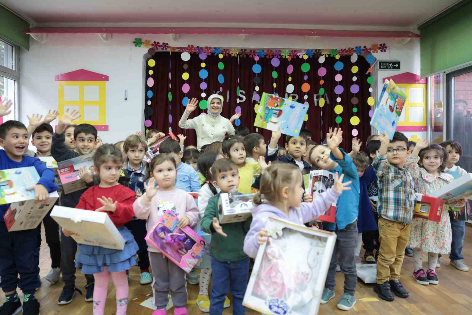 Bakan Göktaş minik öğrencilerin ilk karne heyecanlarına ortak oldu
