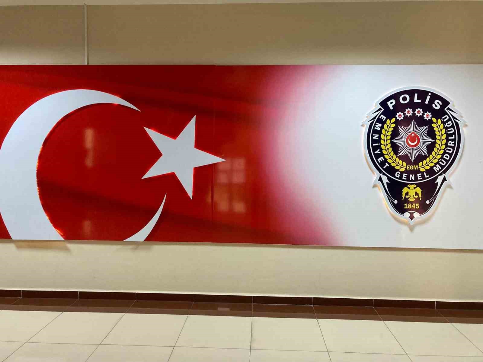 Polise arkadaşının kimliğini gösterdi, kandıramadı