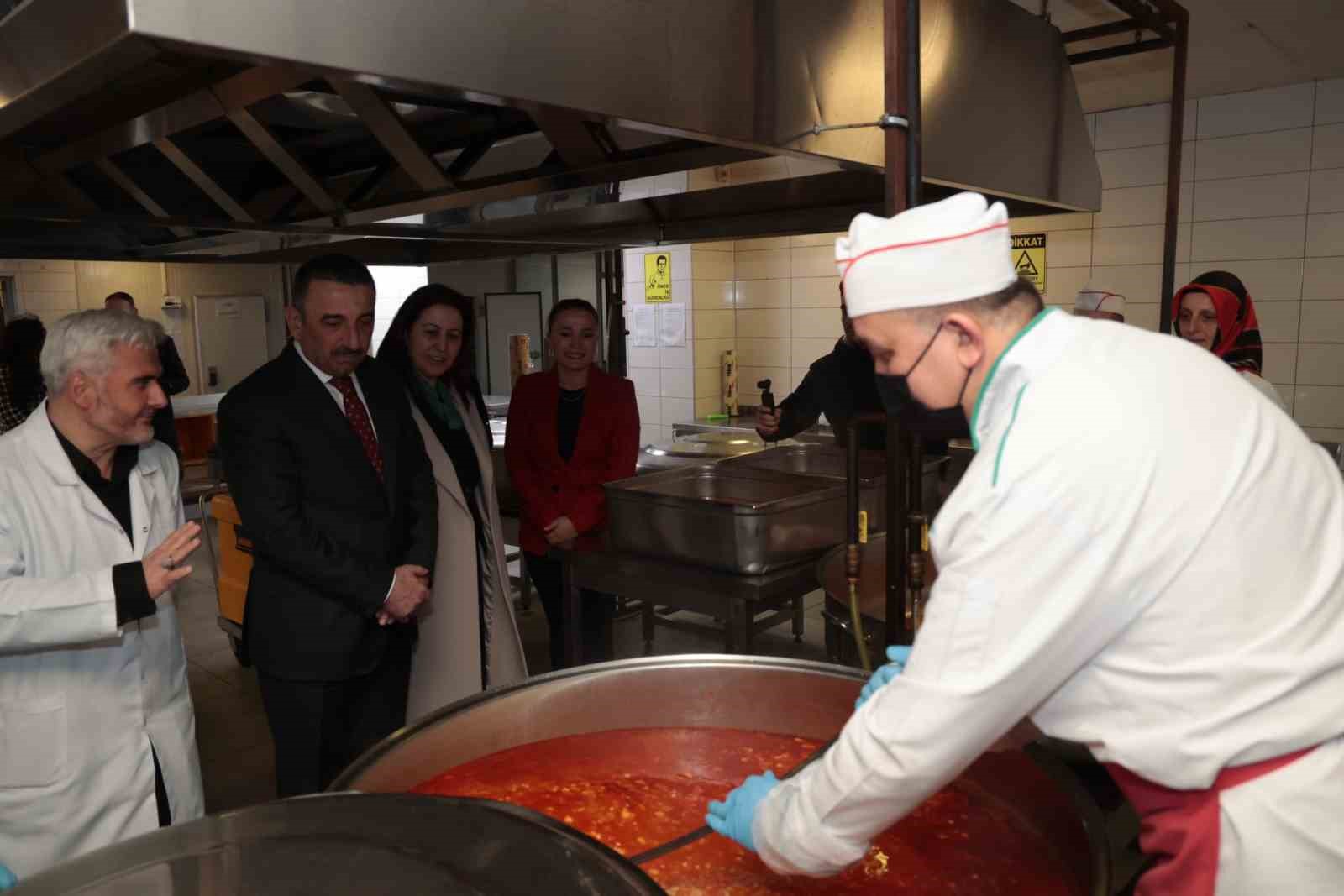 Vali Osman Hacıbektaşoğlu’ndan aşevine ziyaret