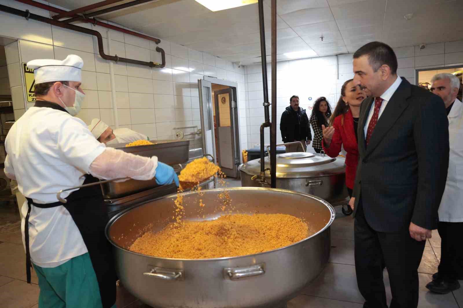 Vali Osman Hacıbektaşoğlu&rsquo;ndan aşevine ziyaret
