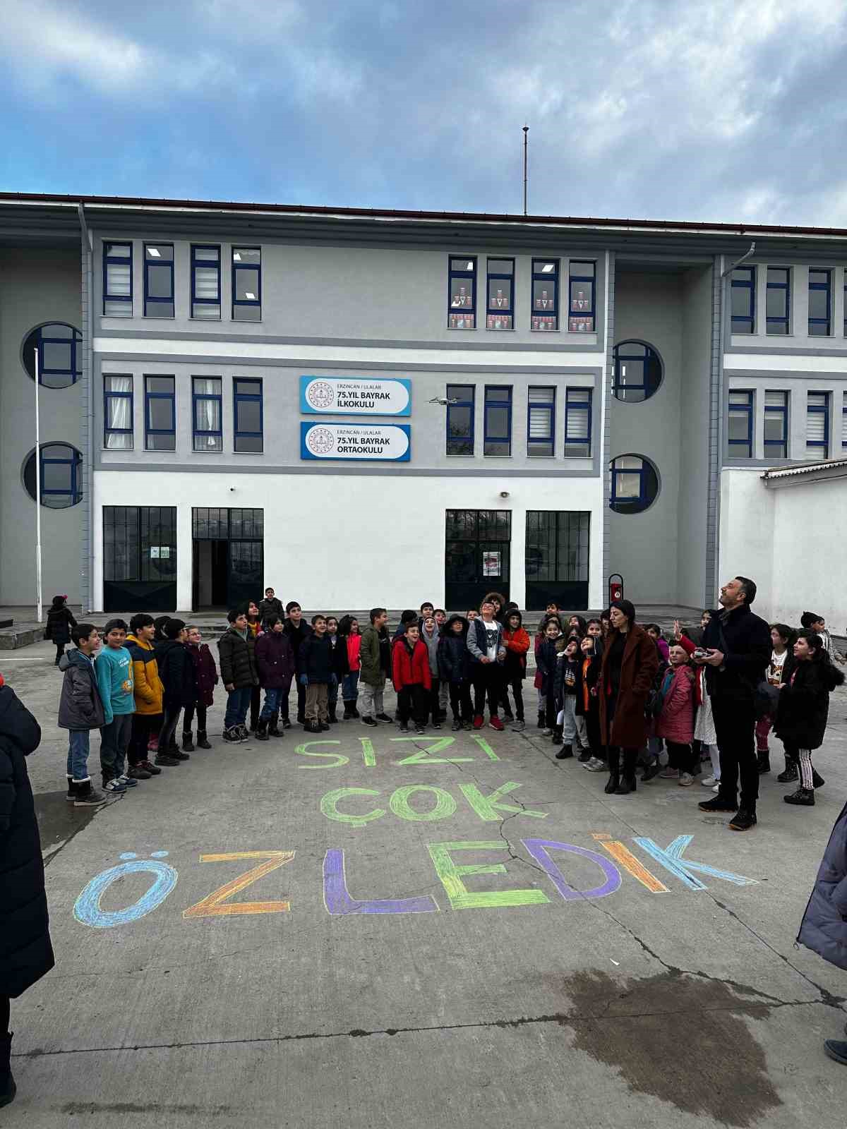 Kanser tedavisi g&ouml;ren okul m&uuml;d&uuml;r&uuml;ne &ouml;ğrencilerinden anlamlı mesaj
