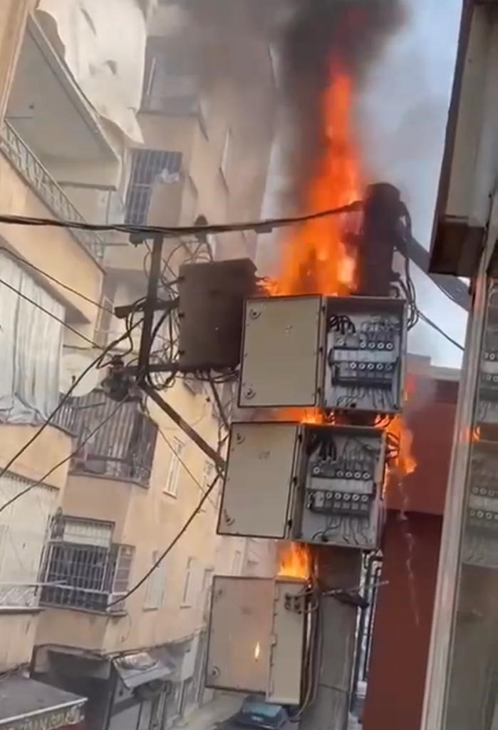 Diyarbakır’da elektrik panosu alevlere teslim oldu
