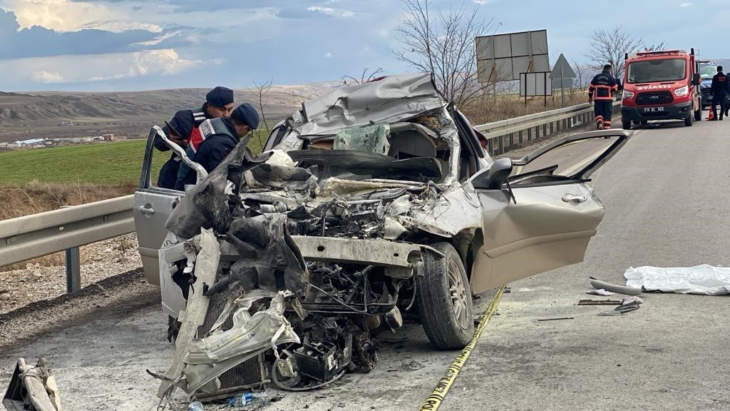 Çankırı’da kamyona çarpan otomobil hurdaya döndü: 1 ölü