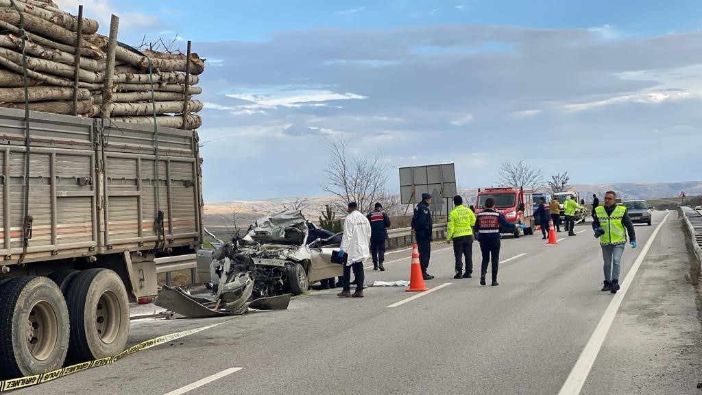 Çankırı’da kamyona çarpan otomobil hurdaya döndü: 1 ölü
