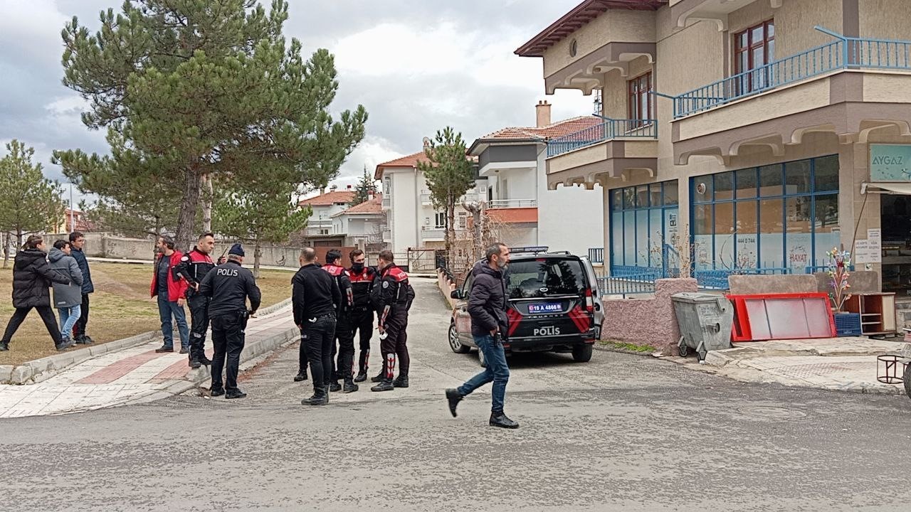 &Ccedil;ocuk parkında &ccedil;ıkan kavga kanlı bitti: 1 yaralı

