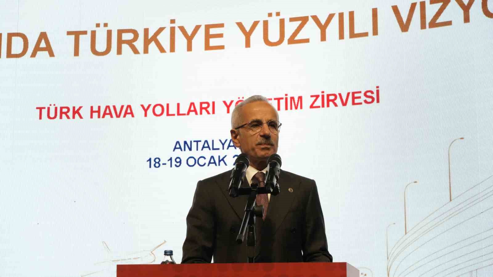 Bakan Uraloğlu: "Türkiye semalarında her 15 saniyede bir uçak geçiyor"
