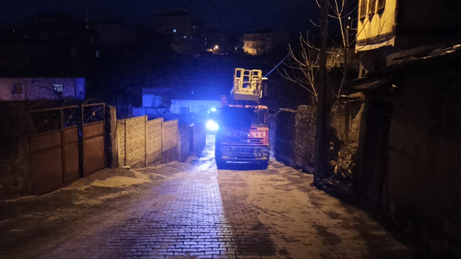 Prizde takılı gece lambası yangına neden oldu