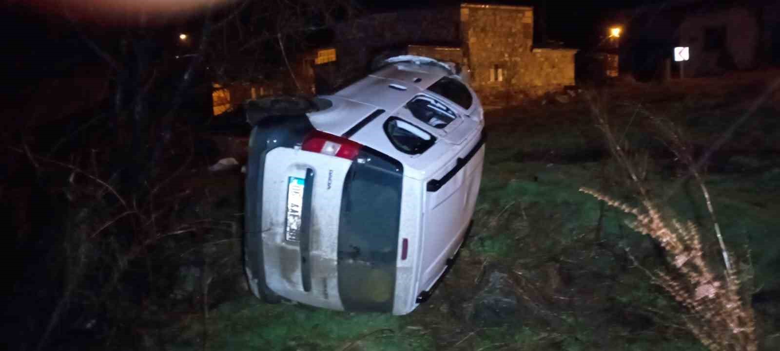 Yağış kazaya neden oldu, otomobil devrildi: 2 yaralı