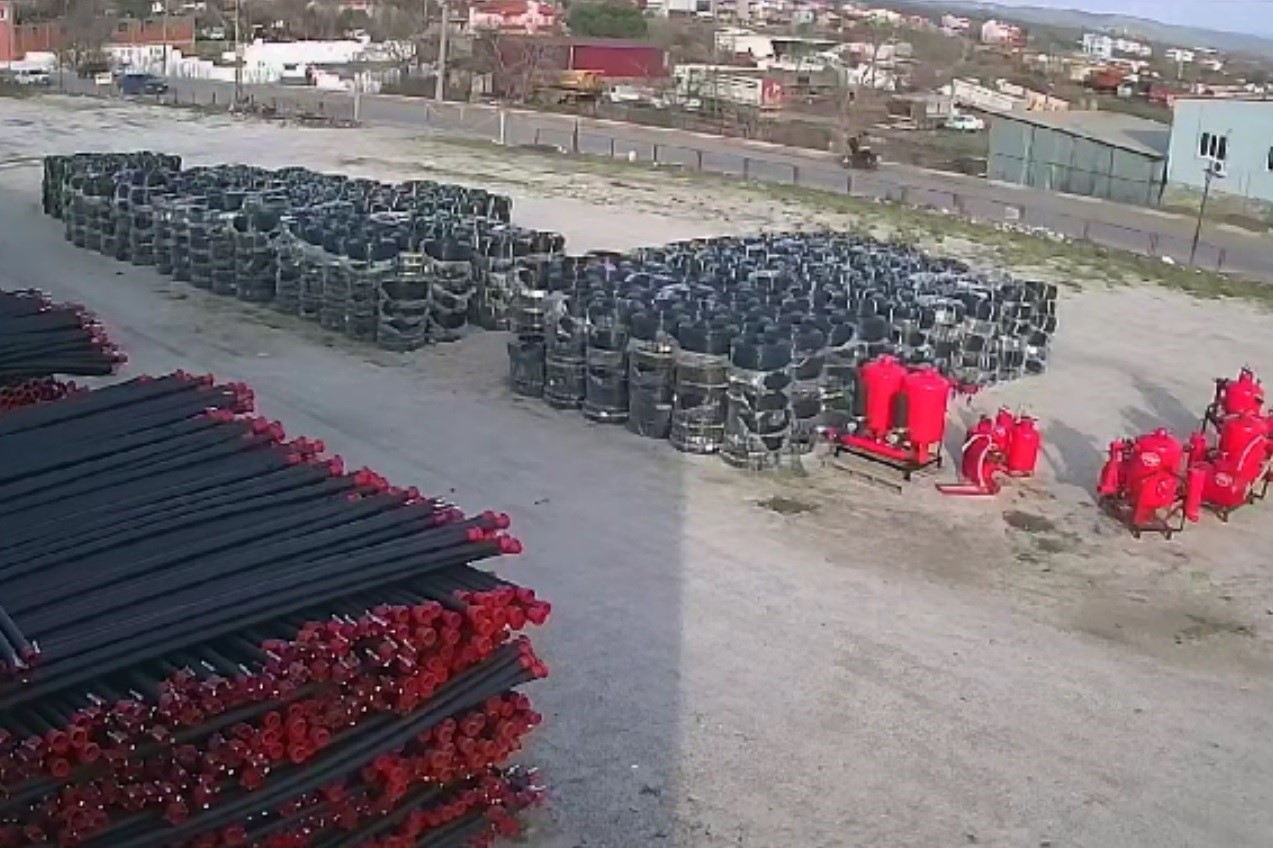 Bayrami&ccedil;&rsquo;te motosiklet yayaya &ccedil;arptı: 3 kişi metrelerce savruldu
