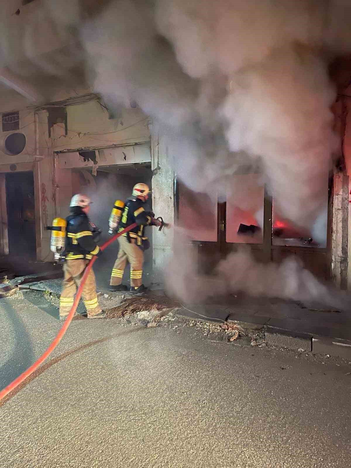 Antakya’da alev alev yanan iş yeri kullanılmaz hale geldi