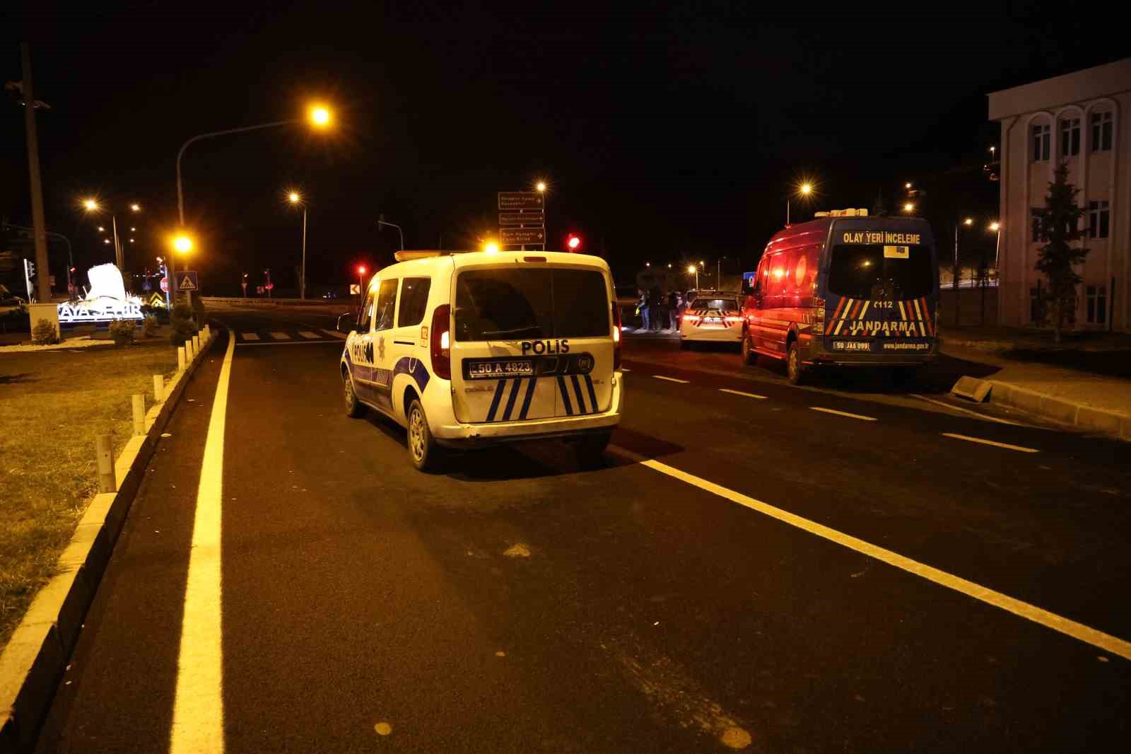 Dur ihtarına uymayan aracı, polis ekipleri ateş ederek durdurdu