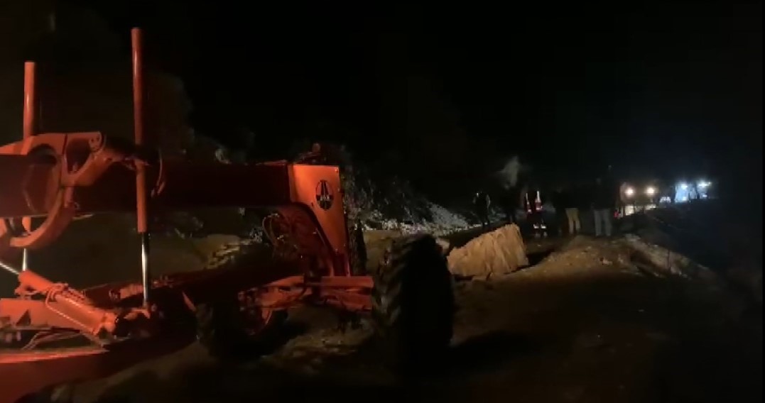 Tunceli’de dağdan kopan devasa kayalar, yolu trafiğe kapattı
