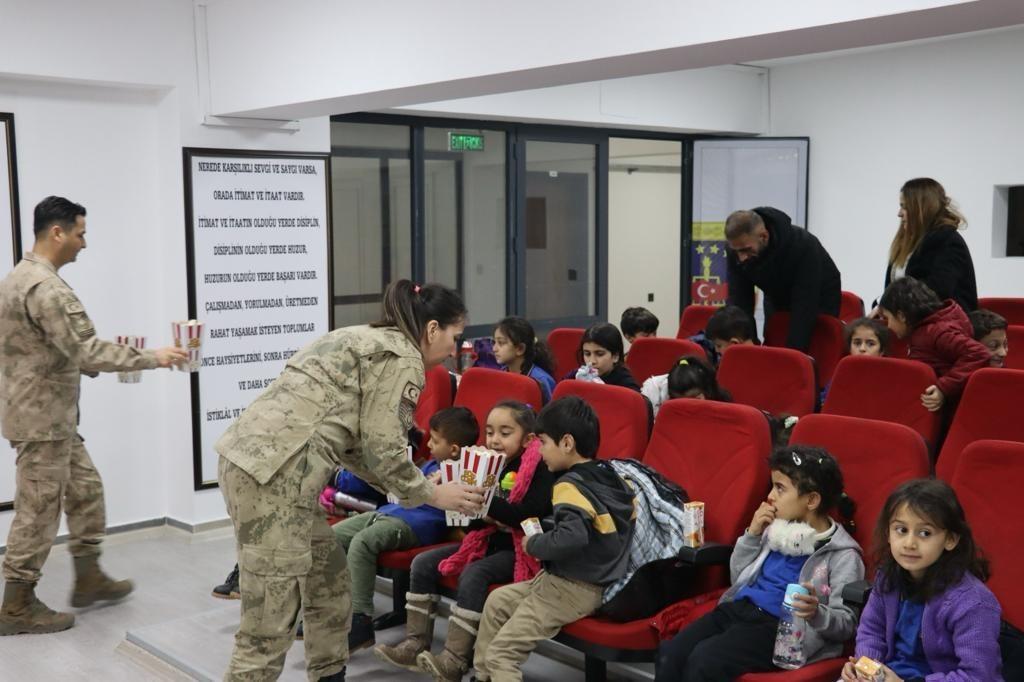 Hakkari jandarmadan &ouml;ğrencilere sinema etkinliği s&uuml;rprizi
