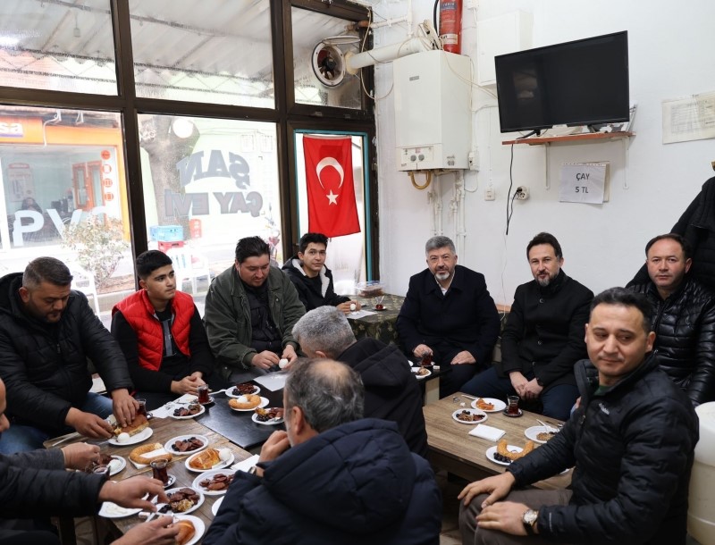 Gediz’de esnaflarla çay simit sohbetleri devam ediyor