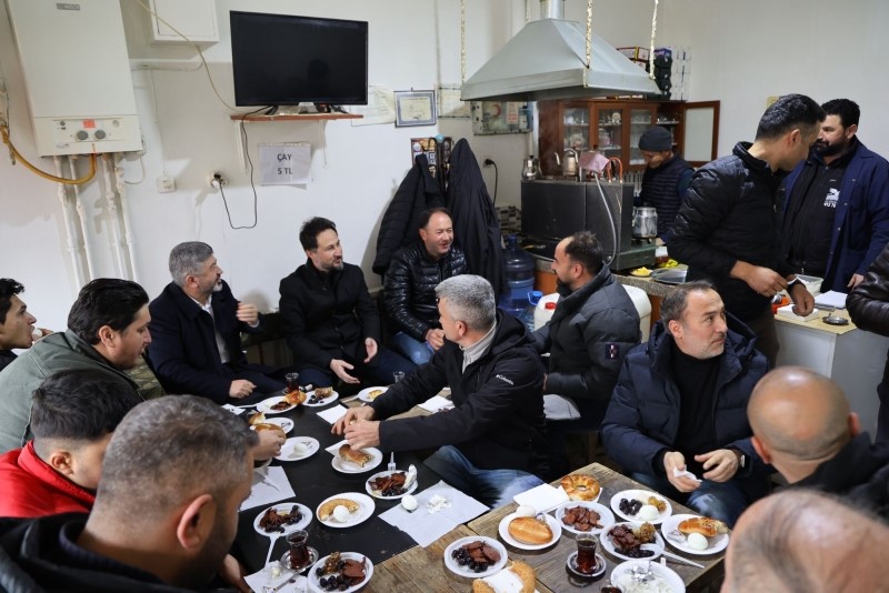Gediz’de esnaflarla çay simit sohbetleri devam ediyor