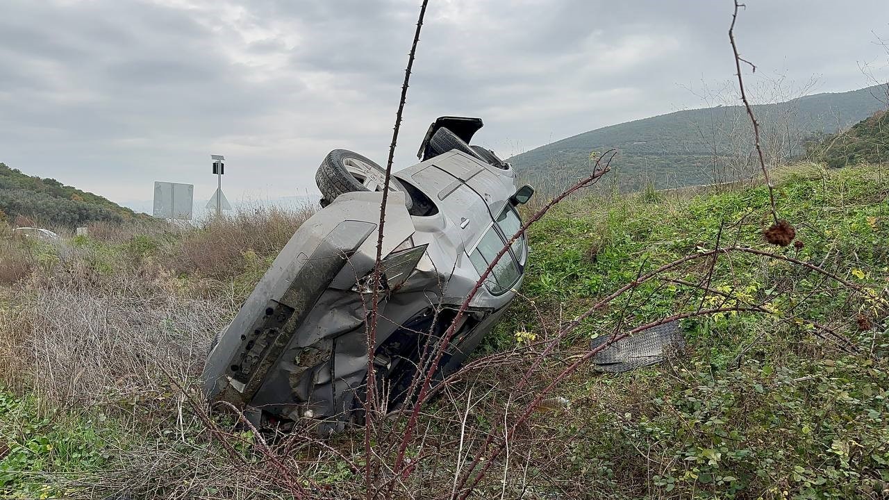 Virajı alamadı tarlaya uçtu