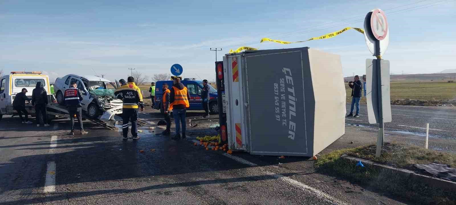 Niğde&rsquo;de kamyonet ile otomobil &ccedil;arpıştı: 1 &ouml;l&uuml;, 5 yaralı

