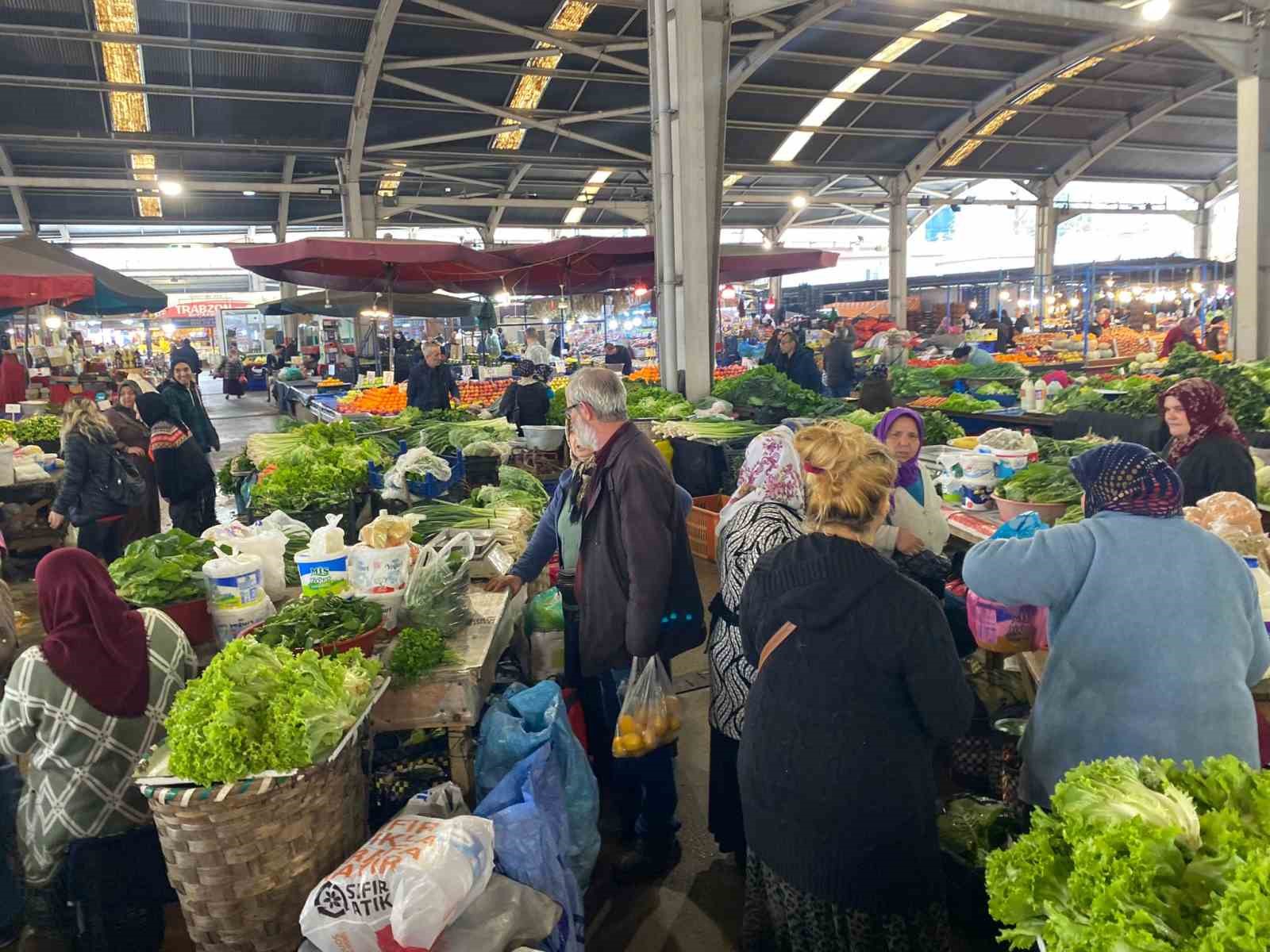 Halk pazarı en yoğun g&uuml;nlerinden birini yaşadı
