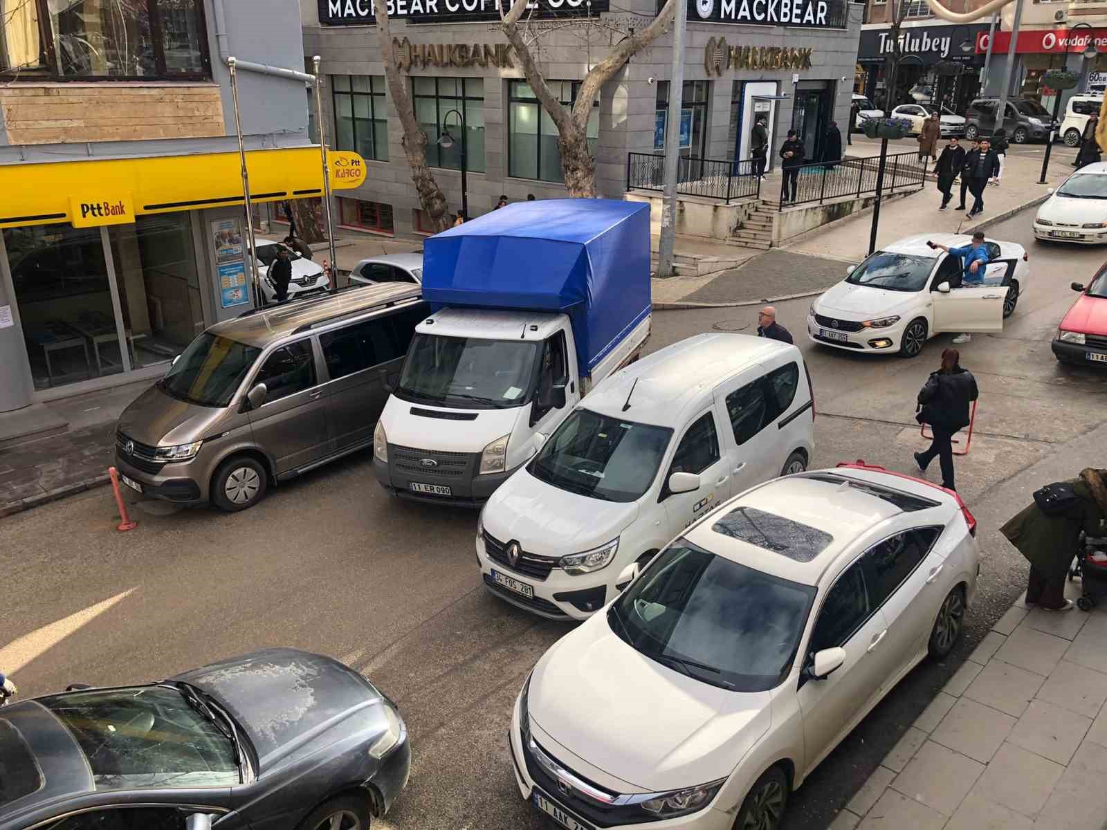 Bilecik’te çift sıra parklar sürücüleri çileden çıkarıyor