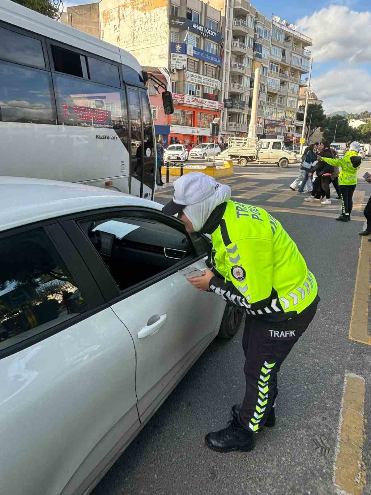 Aydın’da trafik ekiplerinden yayalara ve sürücülere yaya geçidi eğitimi