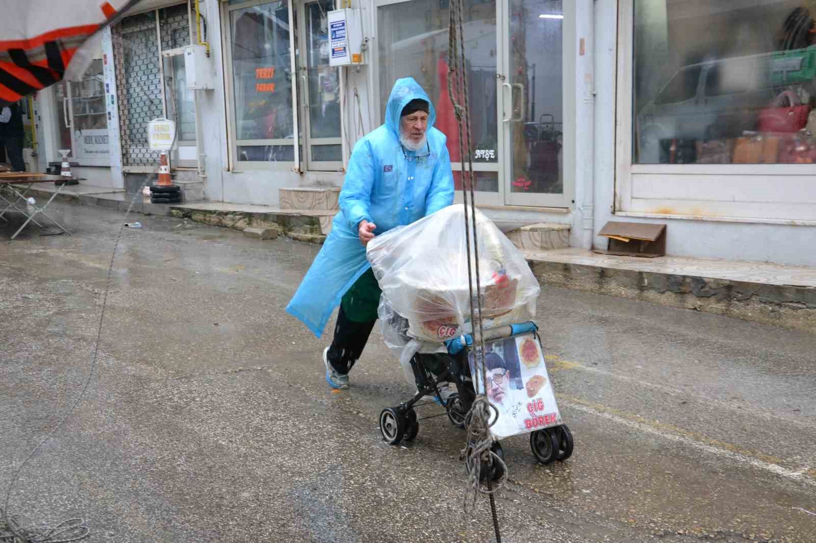 Keşan’da yağmur ve rüzgar hayatı olumsuz etkiledi