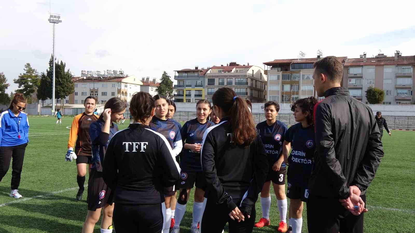 Burdur Gen&ccedil;lik ve Spor Kadın Futbol Takımı ilk ma&ccedil;ından h&uuml;kmen galip ayrıldı
