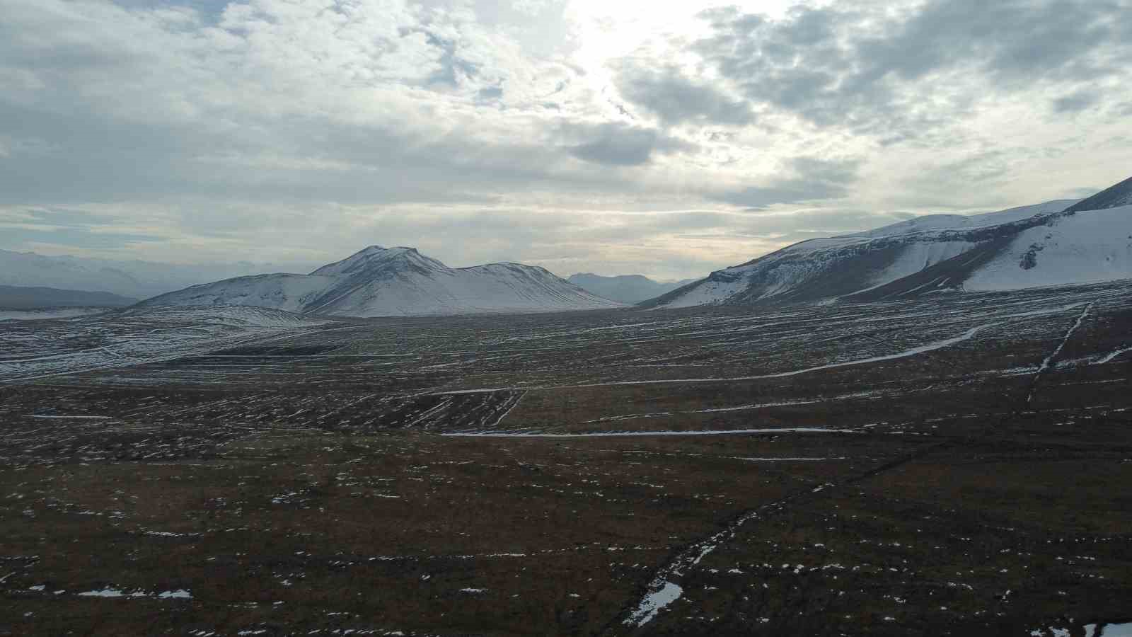 Kış ayı olmasına rağmen Ağrı Dağı eteklerine kar yağmadı
