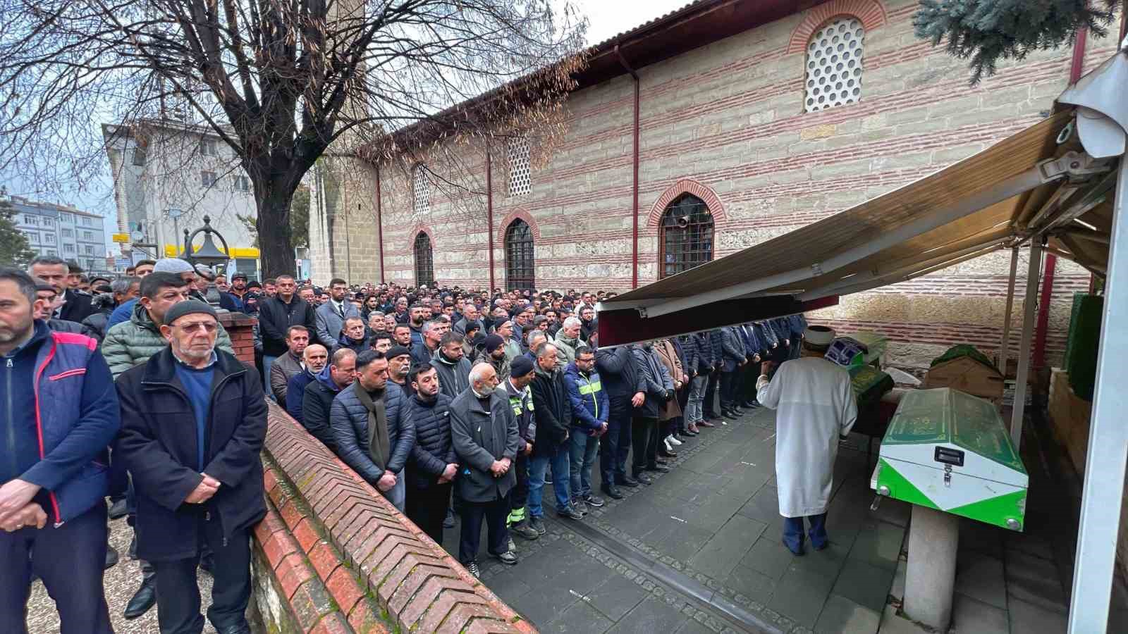 Feci kaza hayatlarını kaybeden aile son yolculuğuna uğurlandı