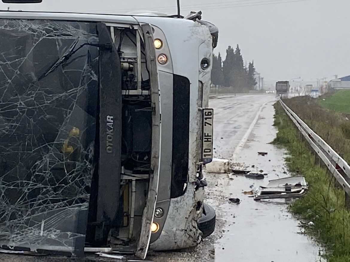 Balıkesir’de servis minibüsü devrildi