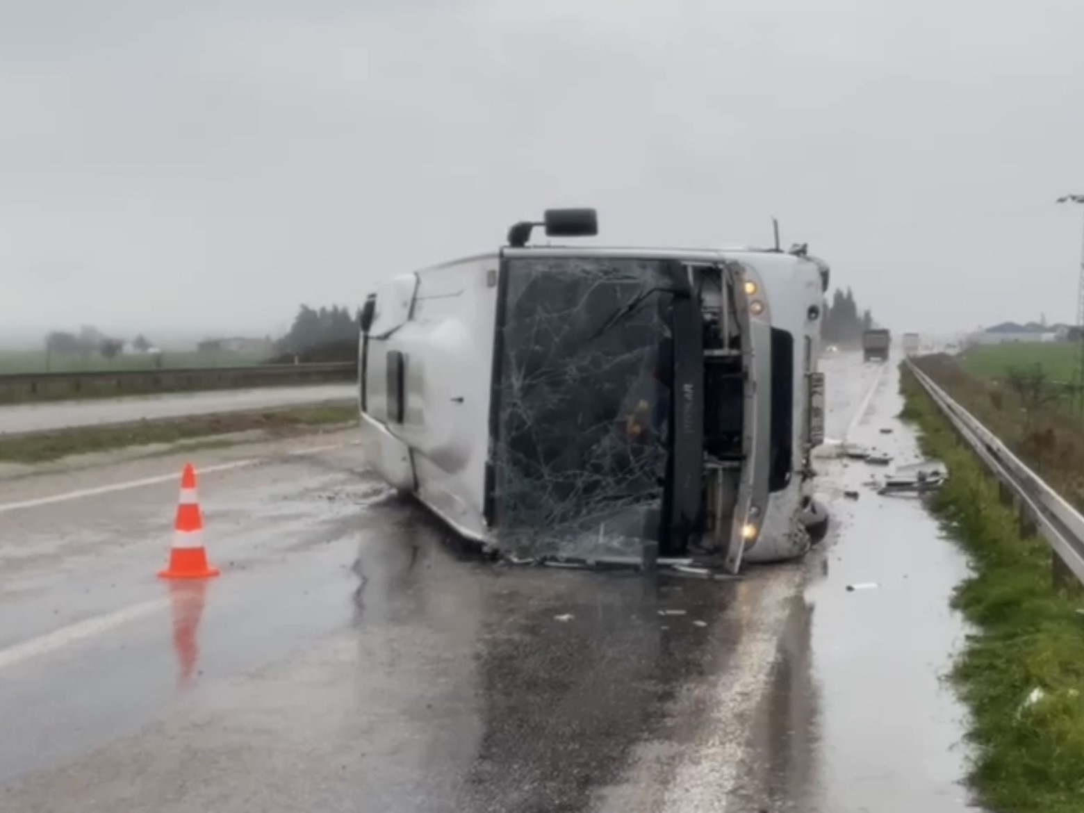 Balıkesir’de servis minibüsü devrildi