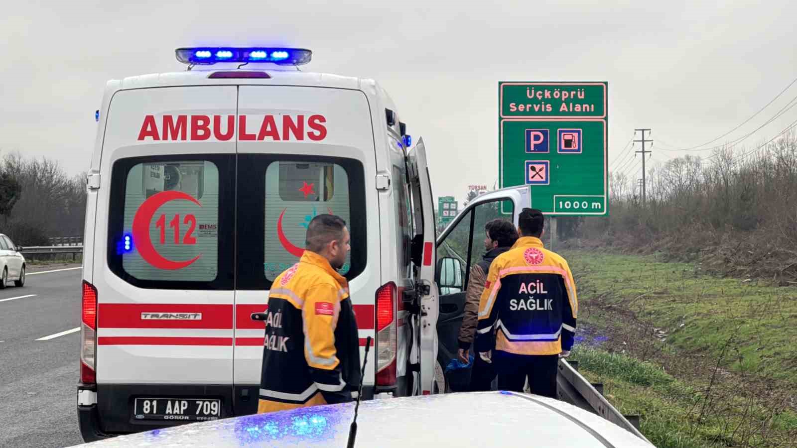 Lastiği patlayan otomobil bariyerlere çarptı
