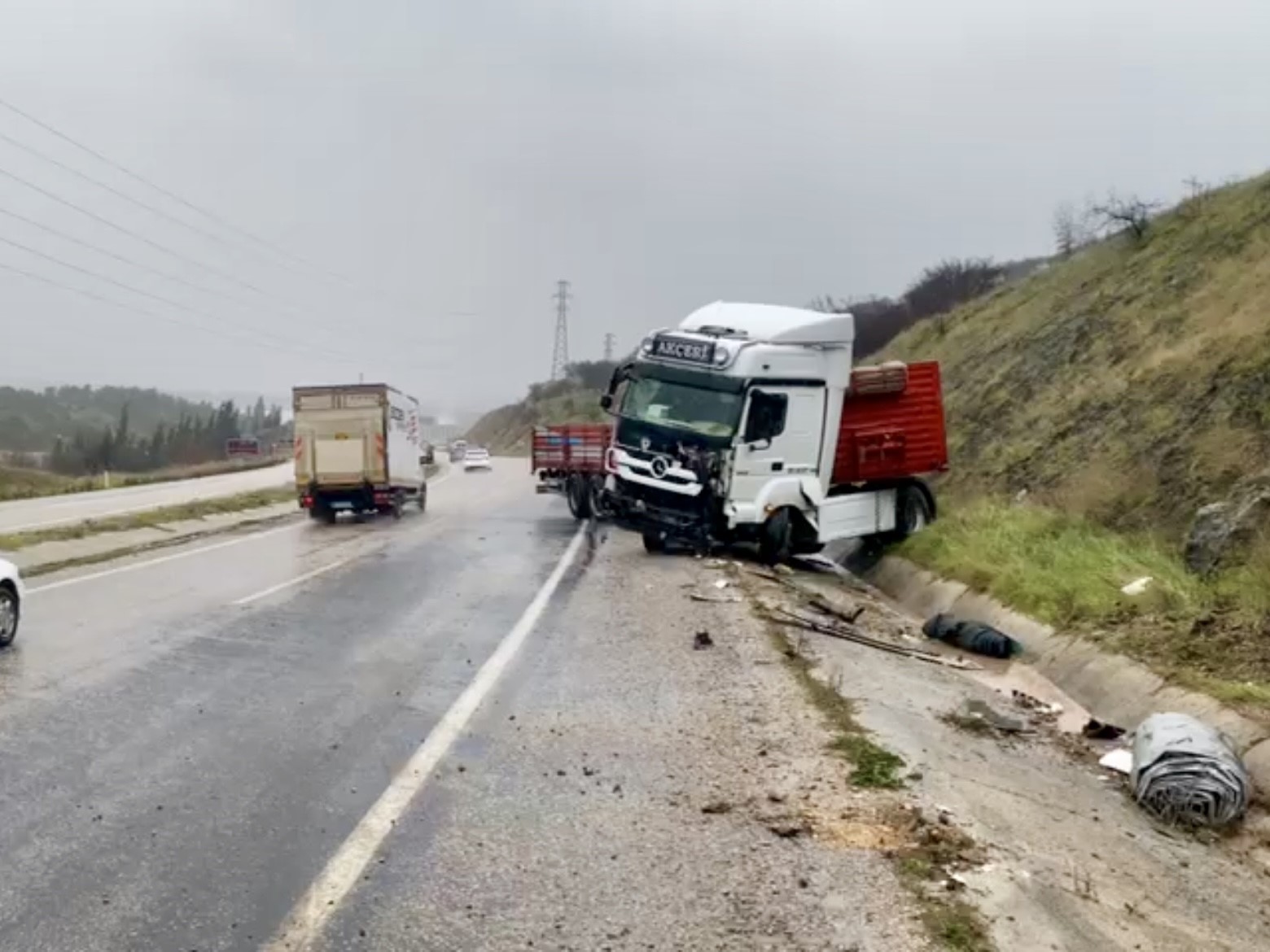 Gönen-Bandırma Karayolu’nda tır devrildi