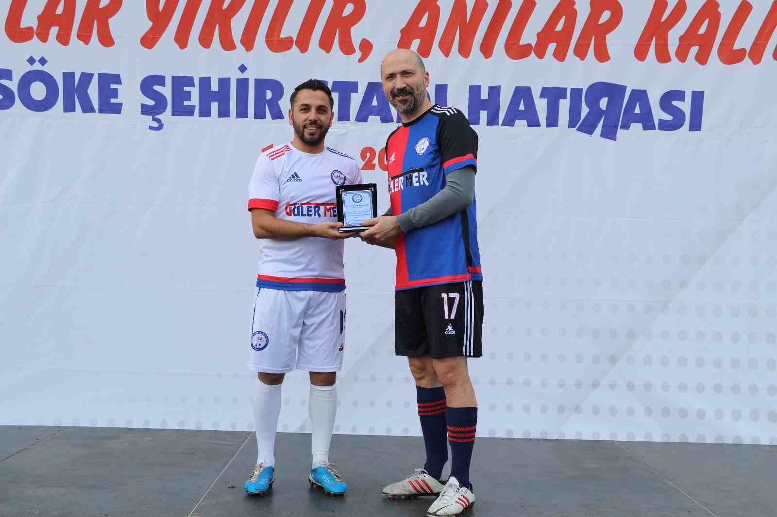 Söke Şehir Stadı’nda son maçı futbol efsaneleri yaptı