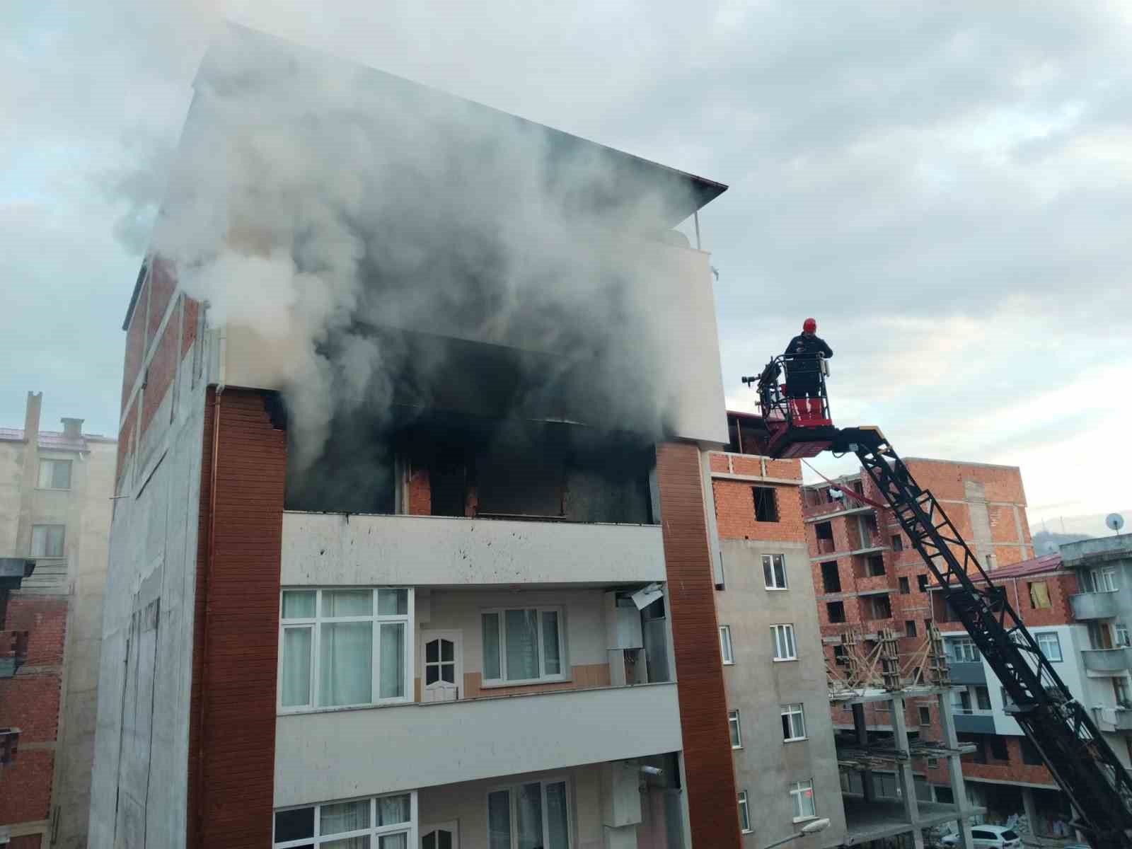 Trabzon&rsquo;da apartman dairesindeki yangın korkuttu
