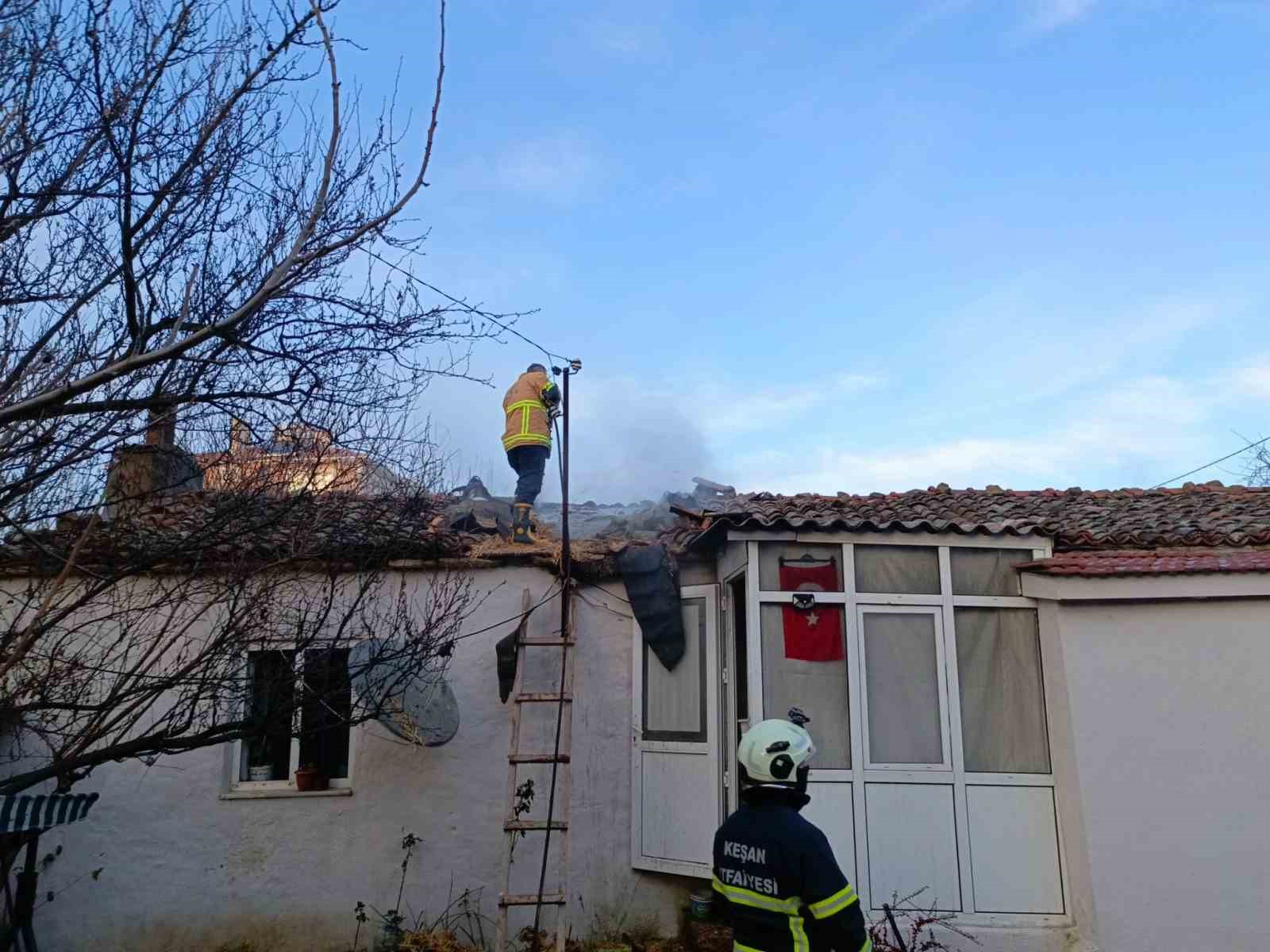 Keşan&rsquo;da yangın &ccedil;ıkan evde b&uuml;y&uuml;k hasar oluştu
