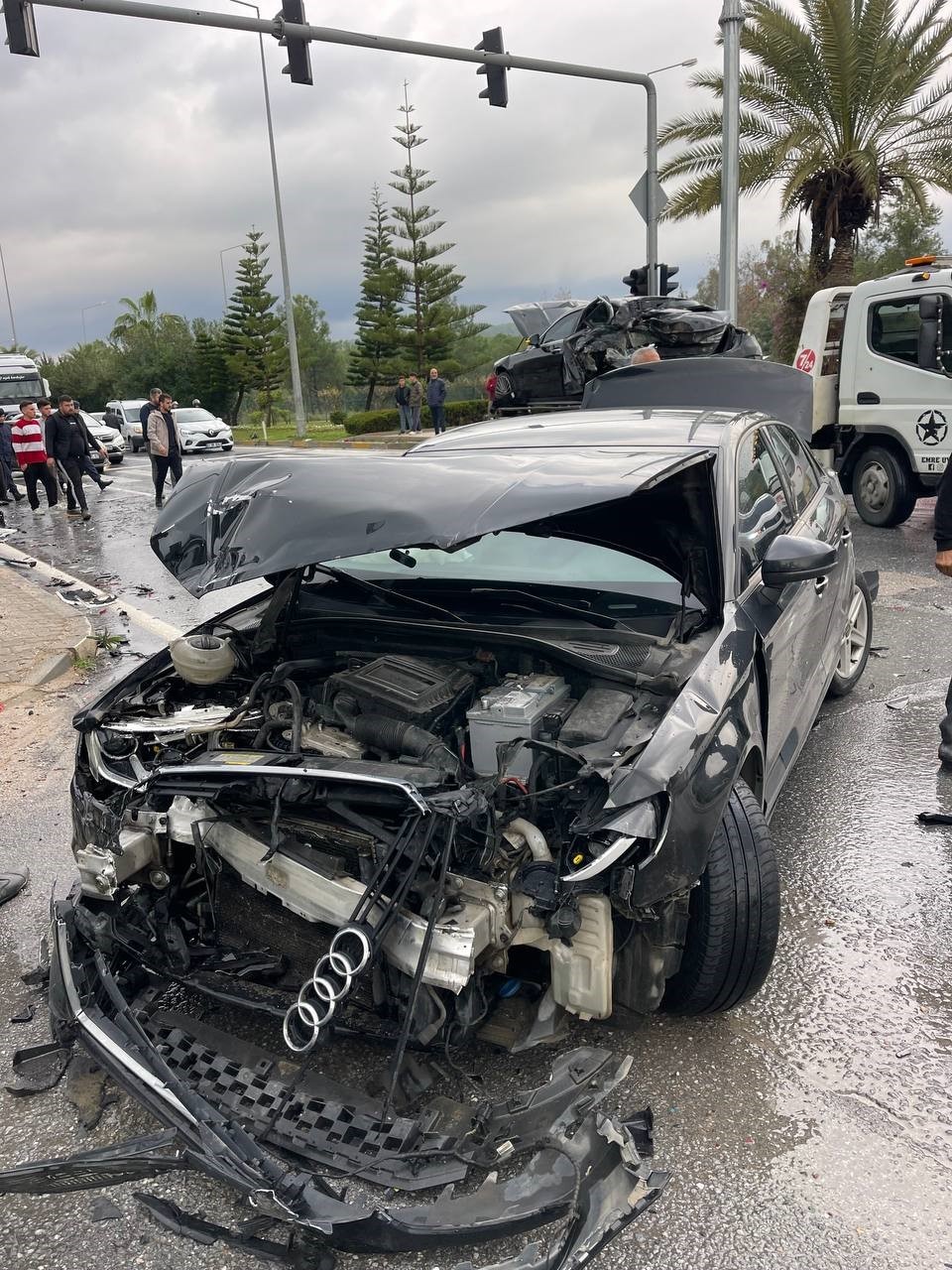 Yağışlı havada freni tutmayan tır, kırmızı ışıkta bekleyen araçların arasına daldı: 4 yaralı 