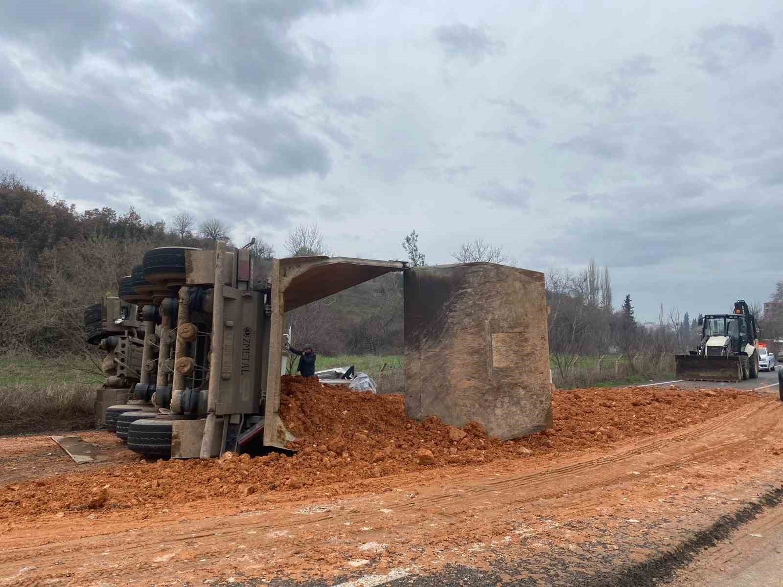 Sındırgı’da maden yüklü kamyon yan yattı: 1 yaralı