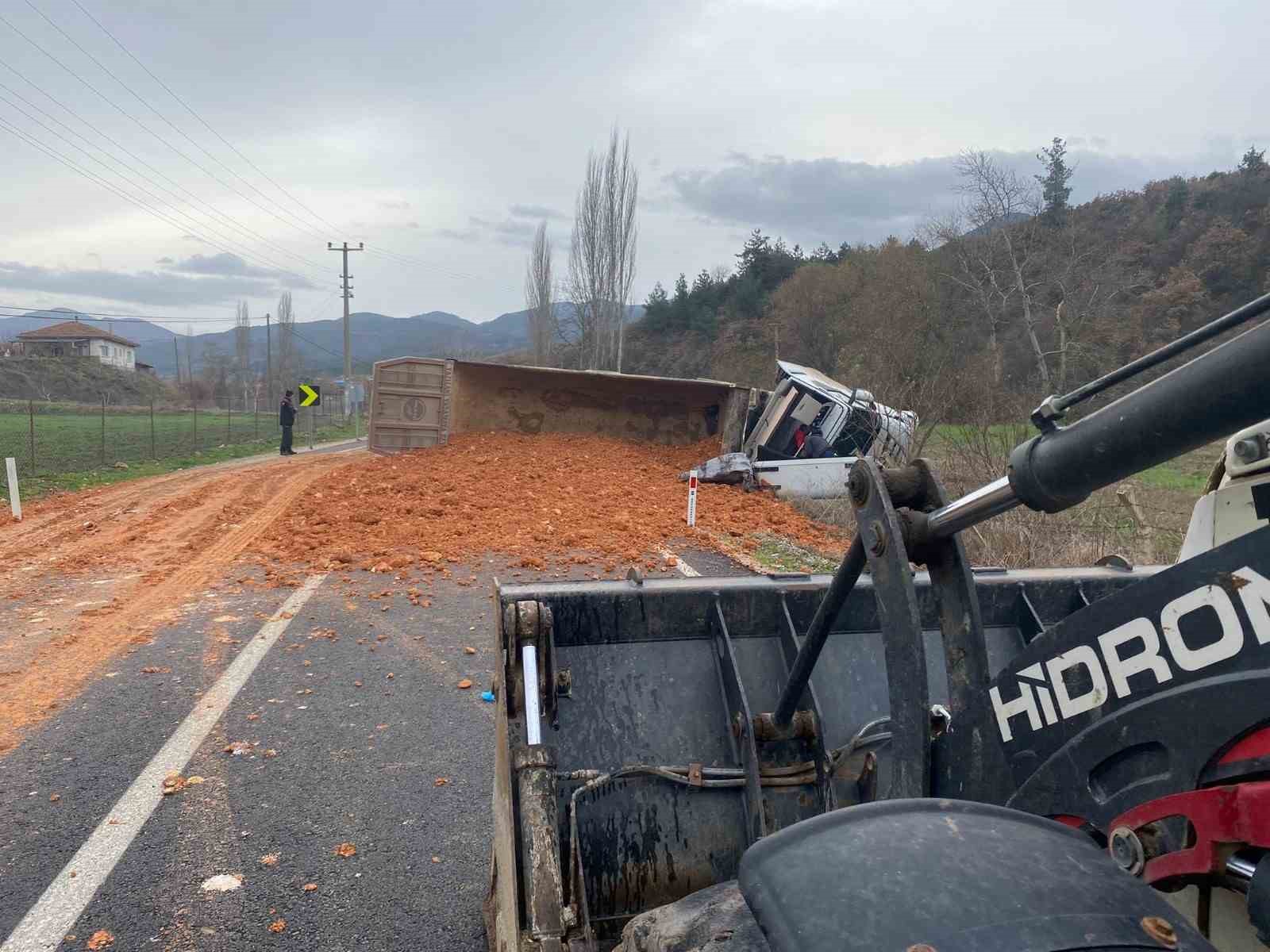 Sındırgı&rsquo;da maden y&uuml;kl&uuml; kamyon yan yattı: 1 yaralı
