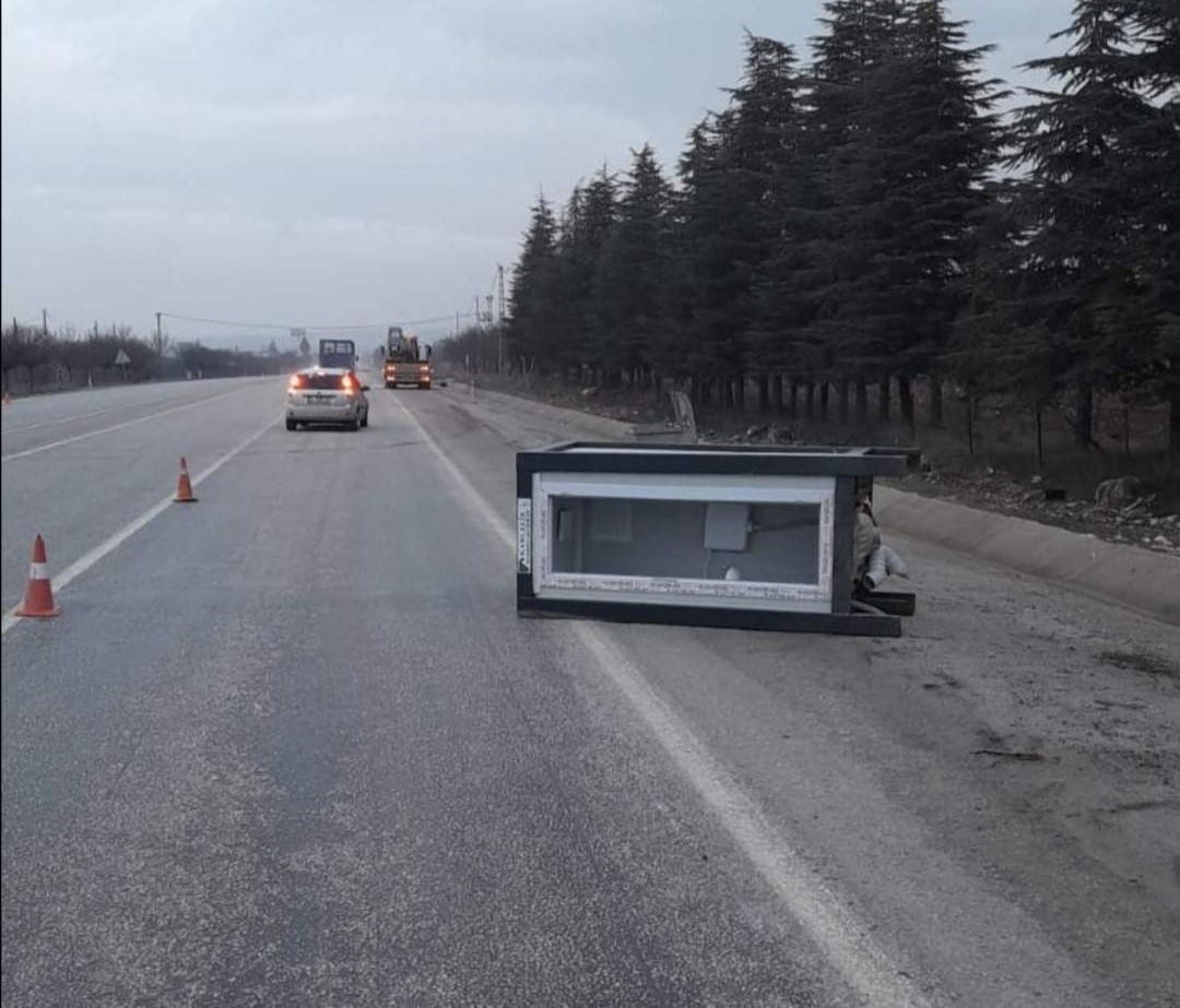 Yola düşen kabine çarpan otomobil takla attı: 2 yaralı