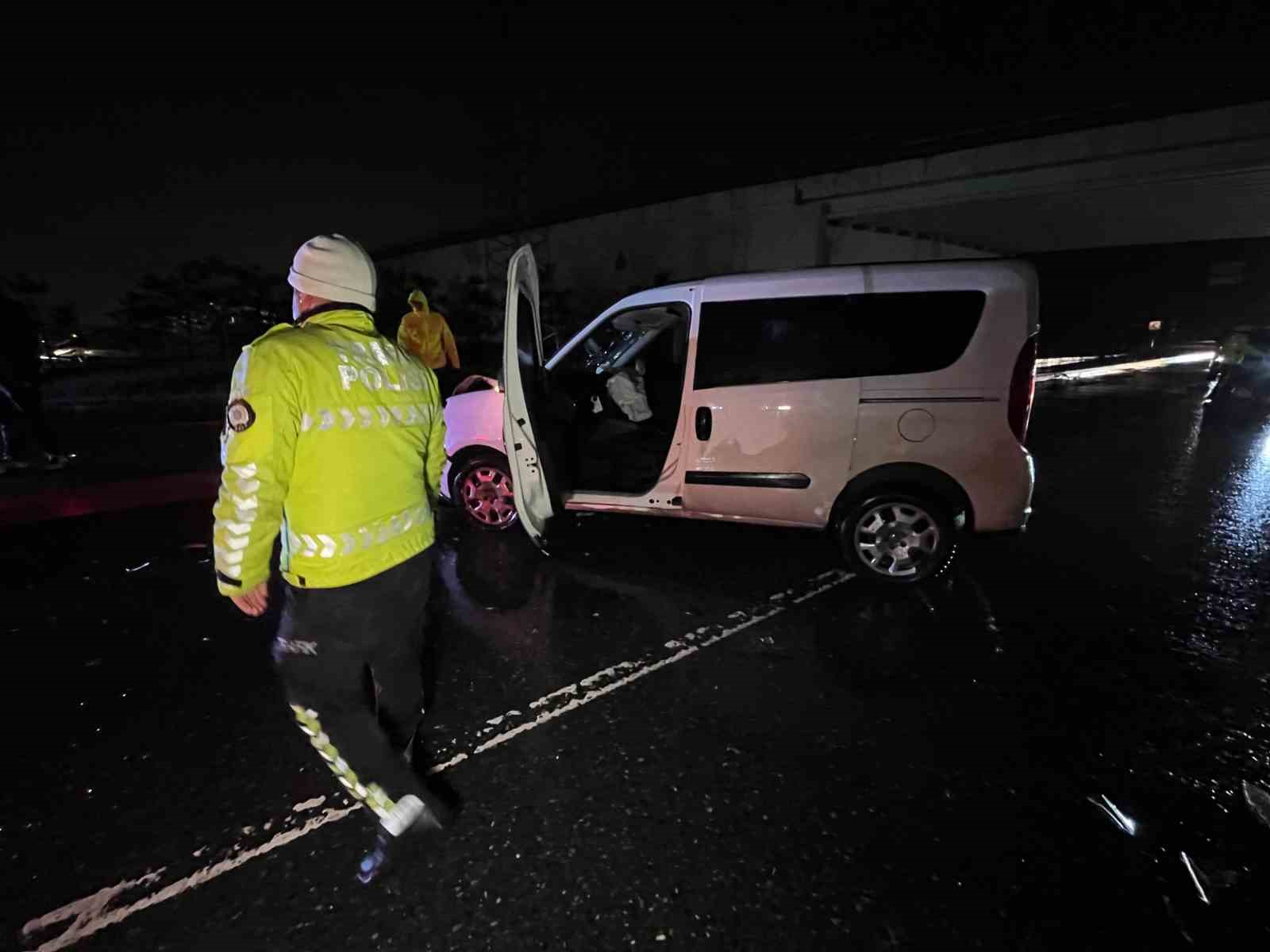 Başakşehir’de 3 aracın karıştığı zincirleme trafik kazası: 1’i ağır 3 yaralı