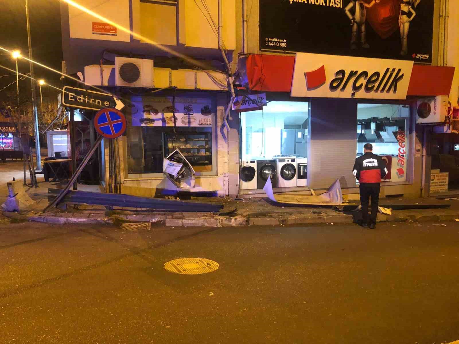 Alkollü sürücü pastanenin duvarına çarparak durabildiundefined